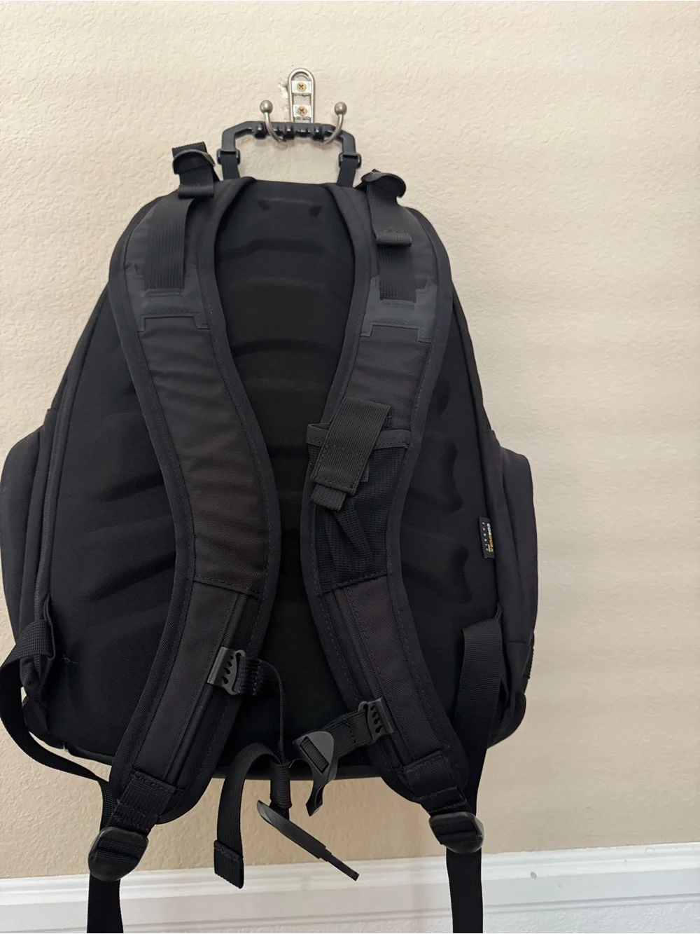 Oakley Men's Black Tactical Backpack - Durable Everyday Carry